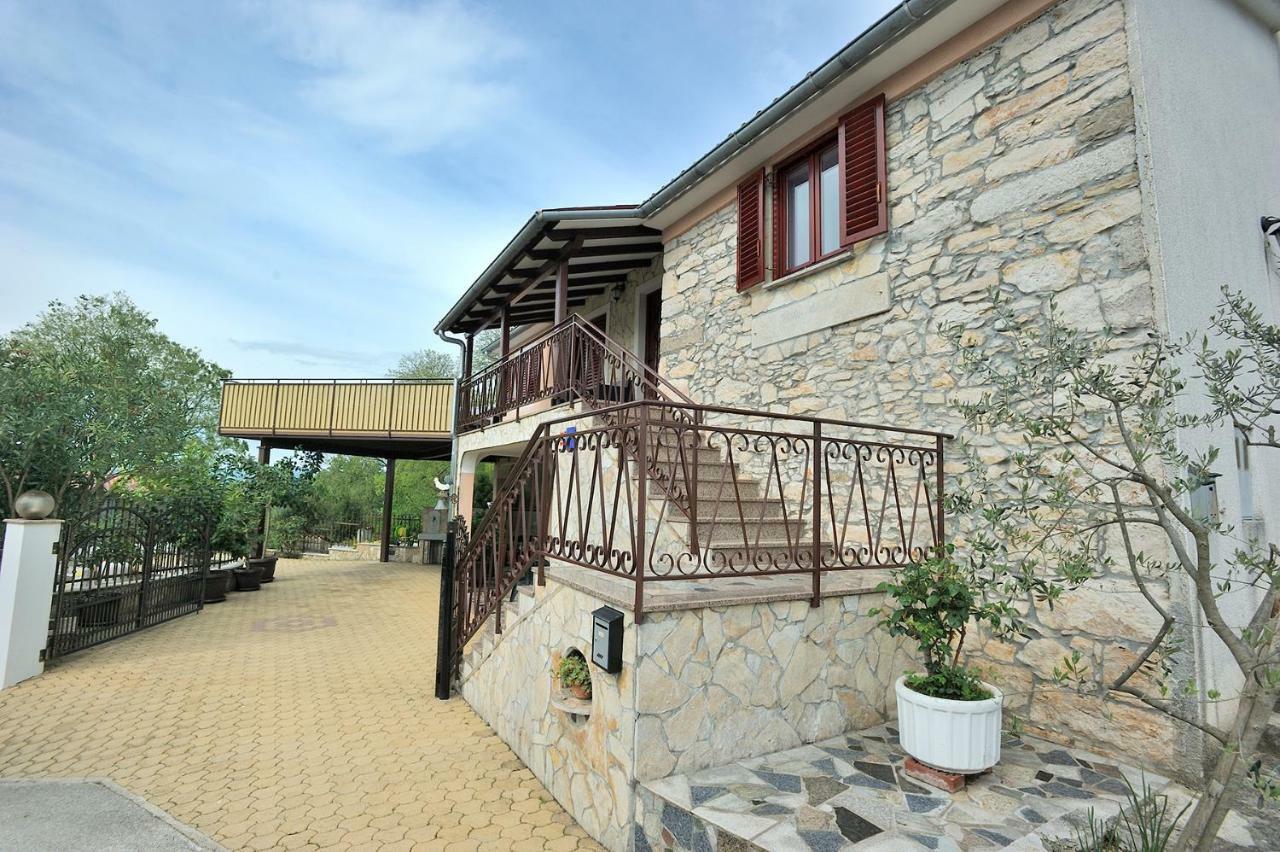 Villa Michelle Karojba Exterior foto